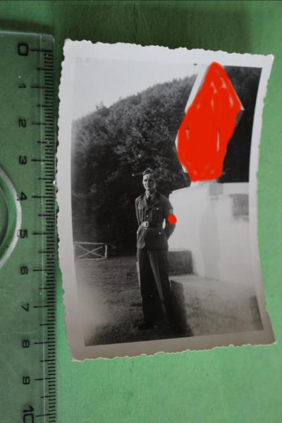 Foto - R.A.D. Mann  243/?  steht vor großem Stein ? Hakenkreuz